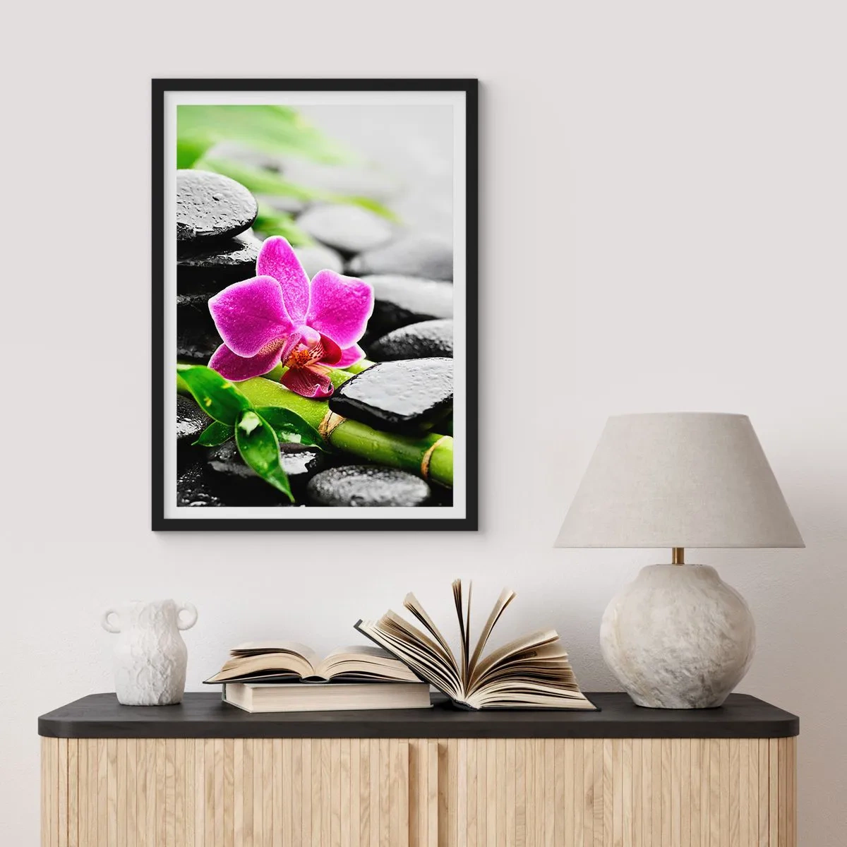 Poster in cornice nera - Orchidea viola su pietre bagnate e foglie verdi - 50x70cm - Un tranquillo equilibrio - Decorazione murale moderna per soggiorno e camera da letto ARTTOR