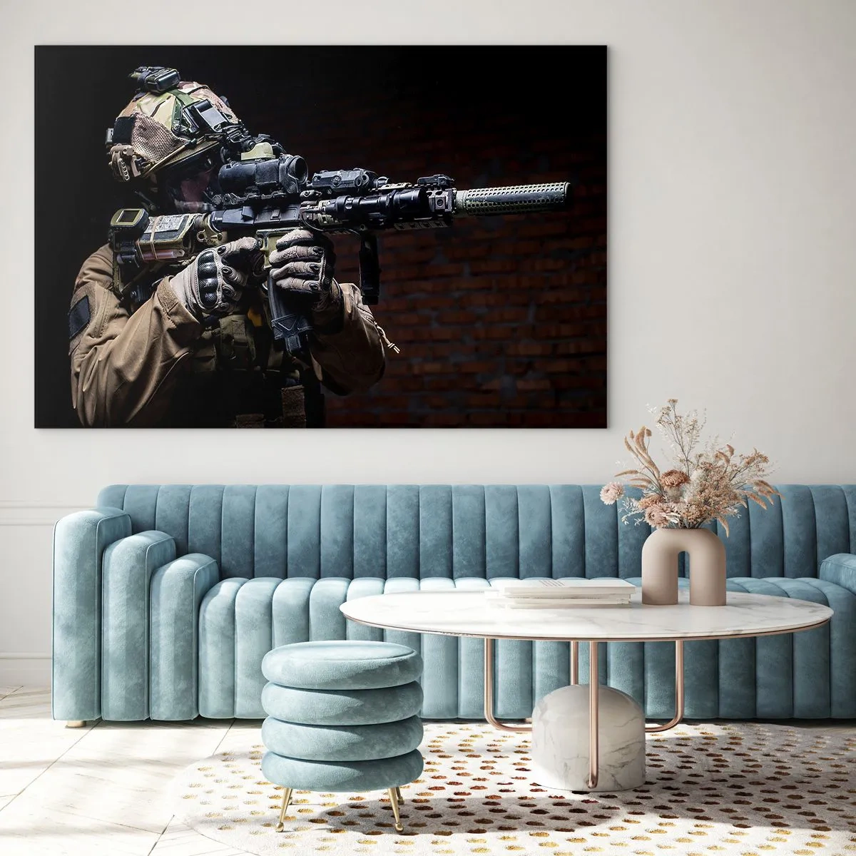 Quadro su vetro - Un soldato in equipaggiamento completo con un fucile contro un muro di mattoni - 120x80cm - Mortalmente efficace - Decorazione murale moderna per soggiorno e camera da letto ARTTOR