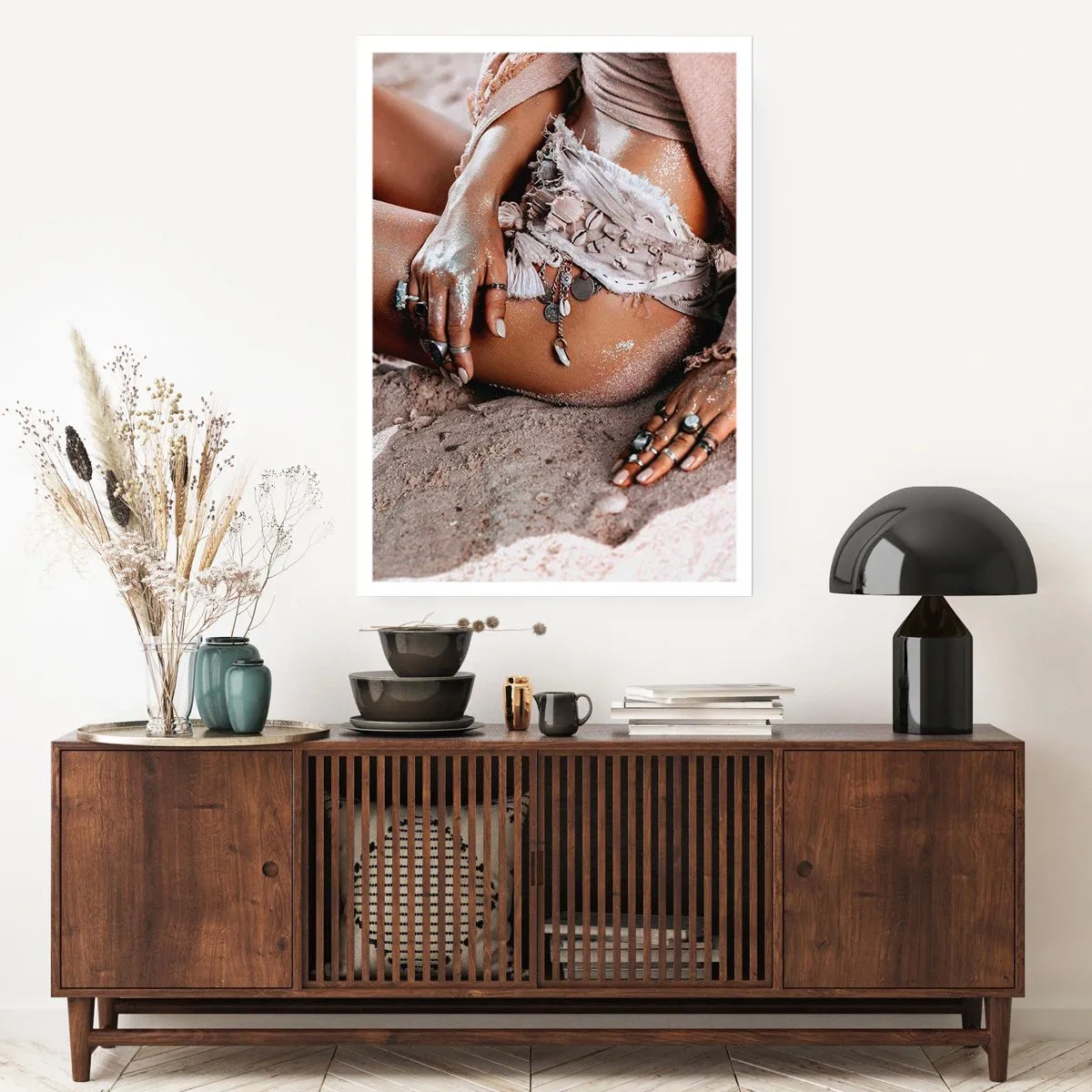 Poster - Donna in stile boho su una spiaggia sabbiosa con decorazioni a forma di conchiglia - 50x70cm - Gettata dalle onde? - Decorazione murale moderna per soggiorno e camera da letto ARTTOR