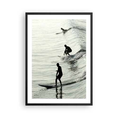 Poster in cornice nera - Tre surfisti cavalcano le onde in stile monocromatico - 50x70cm - Onde all'incontro - Decorazione murale moderna per soggiorno e camera da letto ARTTOR