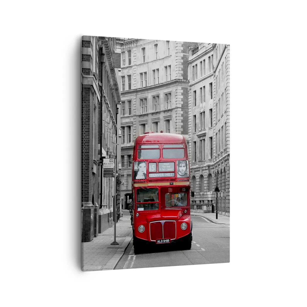 Quadro su tela - Stampe su Tela - Un autobus rosso sullo sfondo di edifici cittadini bianchi e neri. - 50x70cm - Il quotidiano non deve essere grigio - Decorazione murale moderna per soggiorno e camera da letto ARTTOR