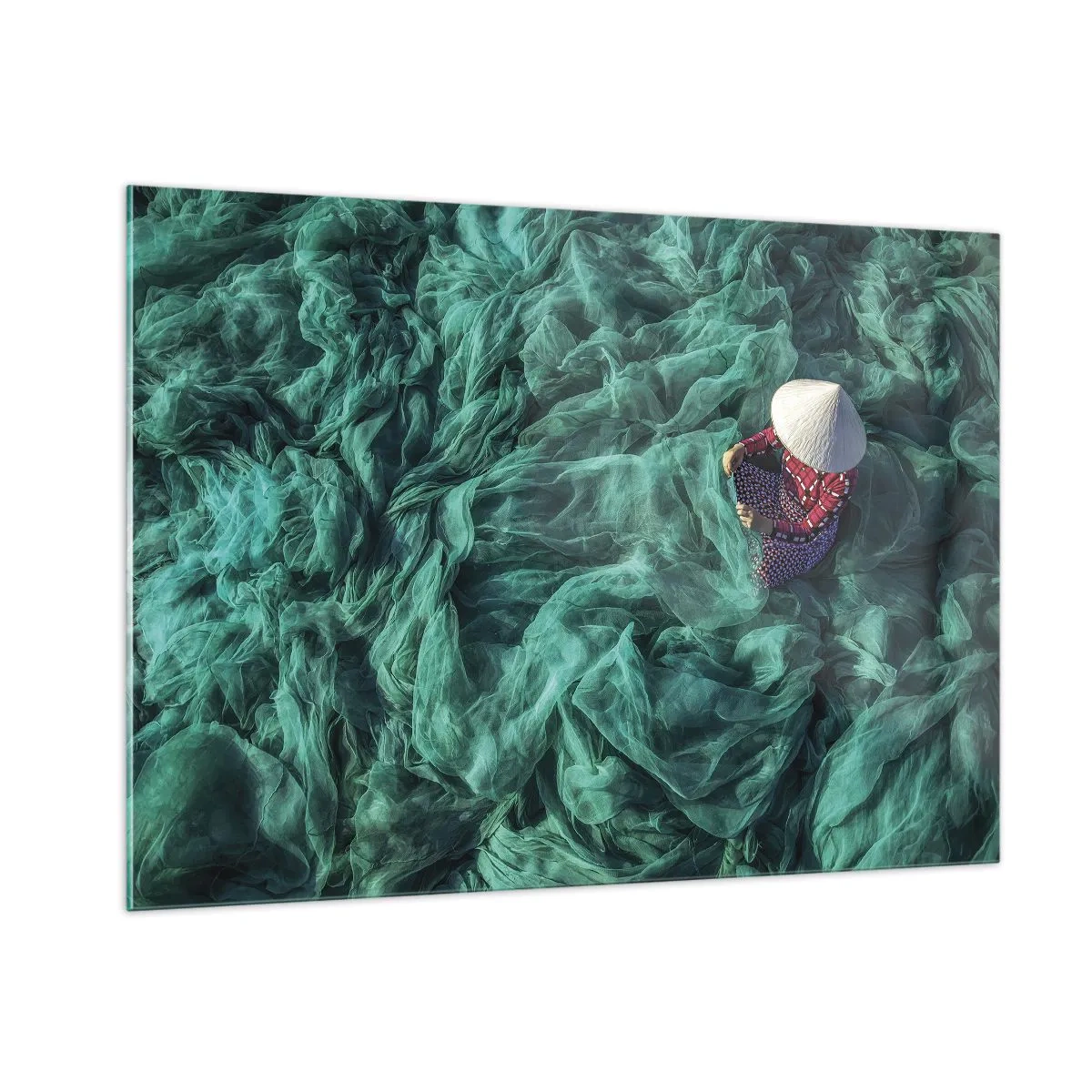 Quadro su vetro - Una donna con un cappello tradizionale che ripara le reti - 100x70cm - Nel mare di reti - Decorazione murale moderna per soggiorno e camera da letto ARTTOR