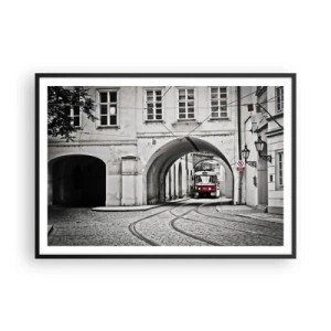 Poster in cornice nera - Un tram bianco e nero in una strada storica della città - 100x70cm - Attraverso il labirinto cittadino - Decorazione murale moderna per soggiorno e camera da letto ARTTOR