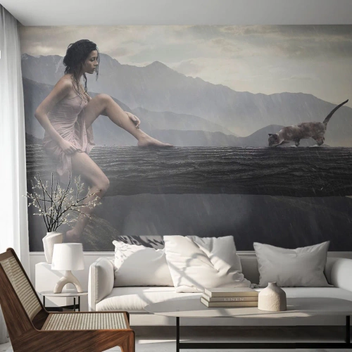 Fotomurali Standard Eco - Donna e gatto su un tronco d'albero sotto la pioggia - 100x70cm - Cime di bellezza - Decorazione murale moderna per soggiorno e camera da letto ARTTOR
