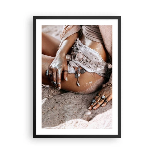 Poster in cornice nera - Donna in stile boho su una spiaggia sabbiosa con decorazioni a forma di conchiglia - 50x70cm - Gettata dalle onde? - Decorazione murale moderna per soggiorno e camera da letto ARTTOR