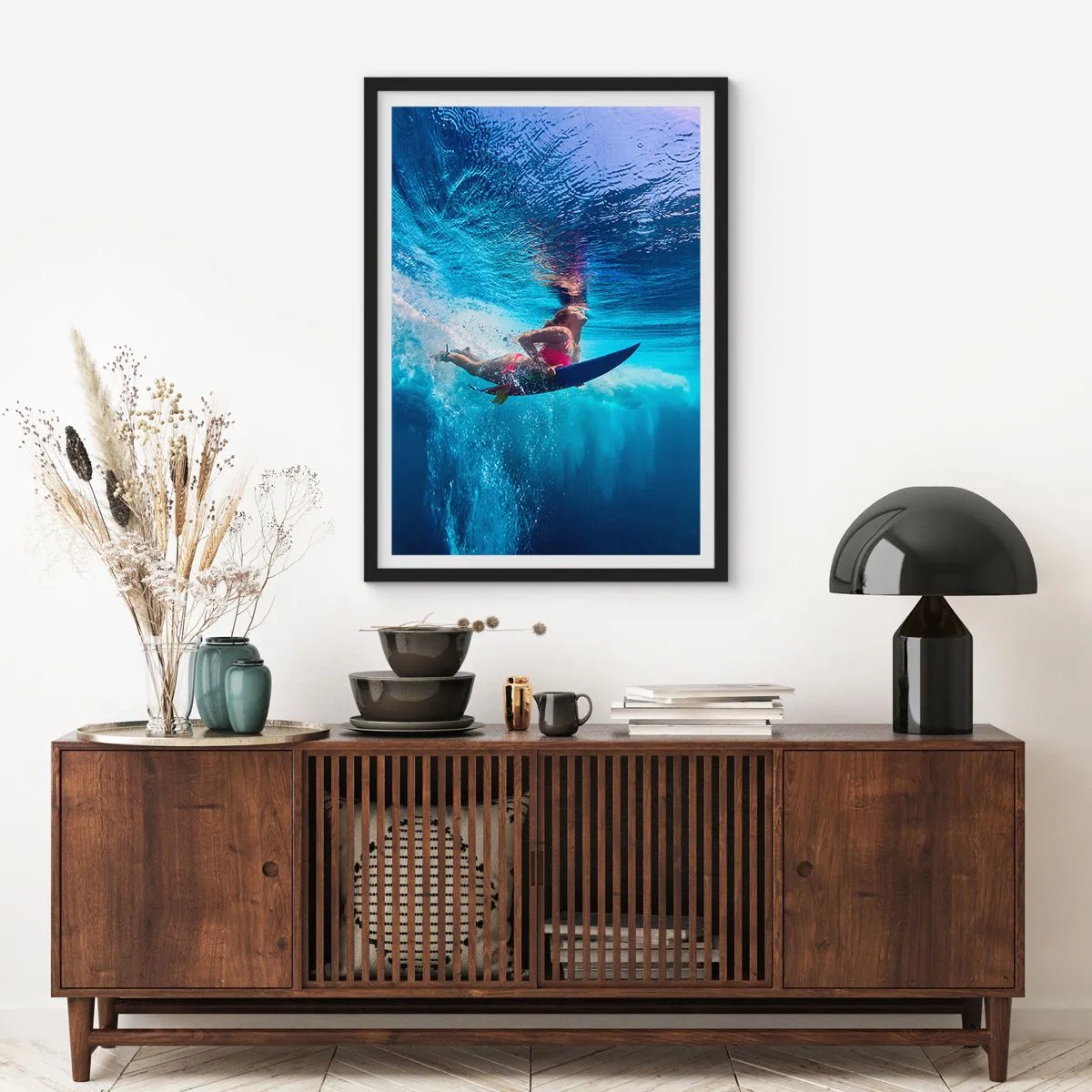 Poster in cornice nera - Un surfista immerso nelle profondità turchesi dell'oceano - 50x70cm - La profondità della gioia - Decorazione murale moderna per soggiorno e camera da letto ARTTOR