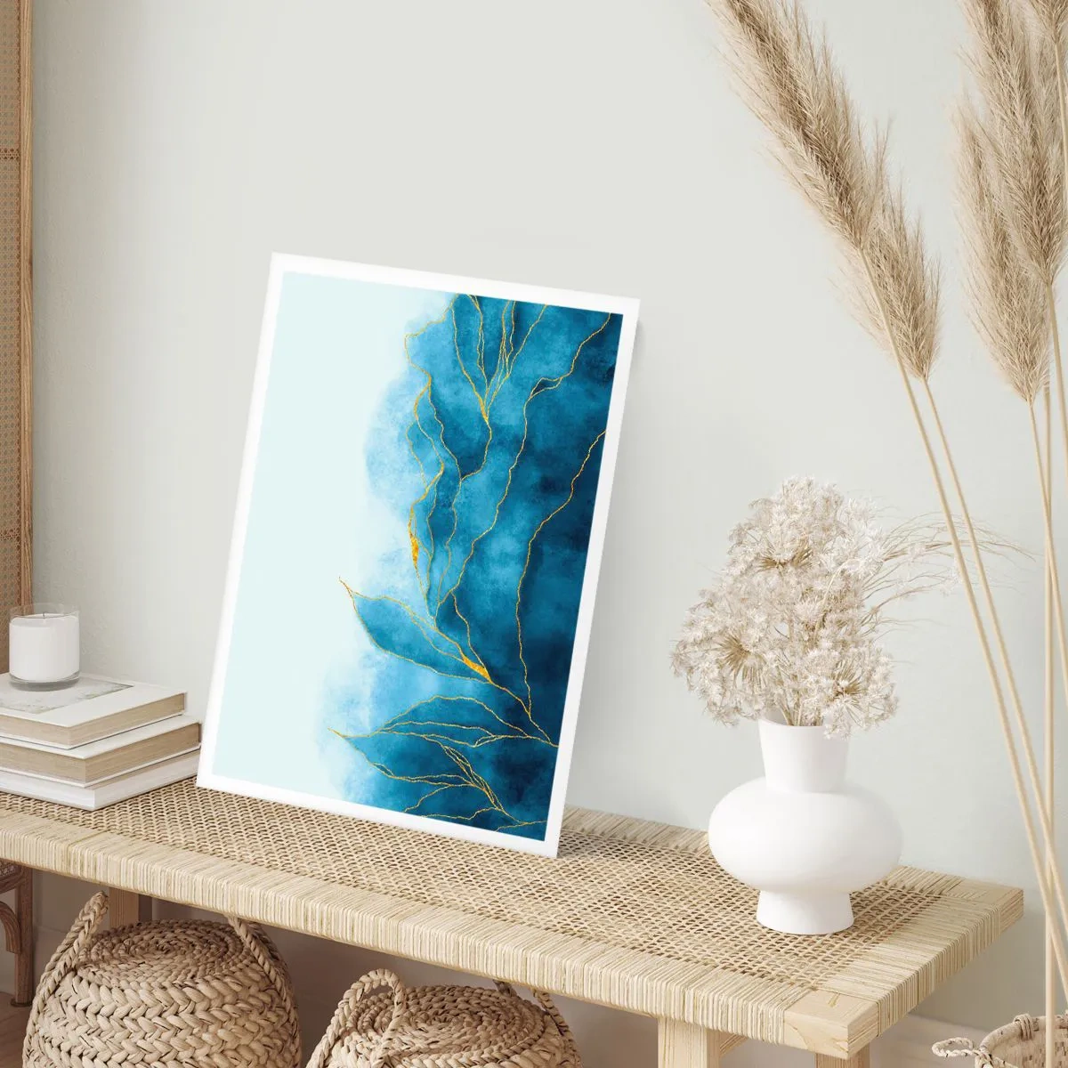 Poster - Una composizione astratta nei toni del blu con linee dorate. - 50x70cm - Blu nell'oro - Decorazione murale moderna per soggiorno e camera da letto ARTTOR