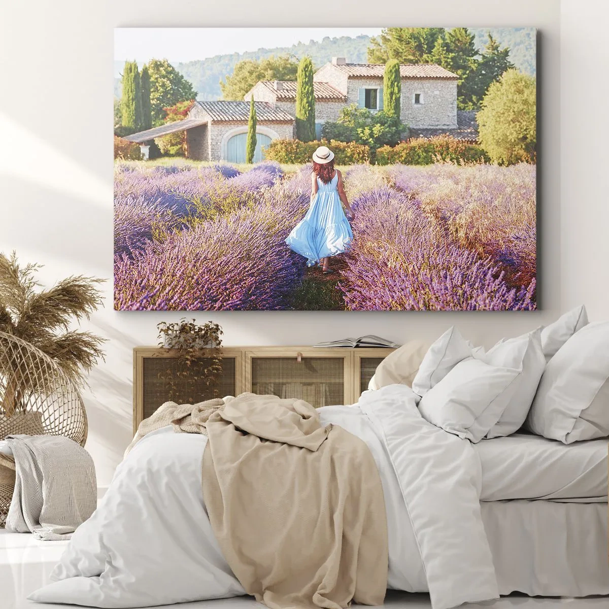 Quadro su tela - Stampe su Tela - Una donna con un vestito blu cammina attraverso un campo di lavanda con vista su una casa. - 70x50cm - La ragazza nella lavanda - Decorazione murale moderna per soggiorno e camera da letto ARTTOR