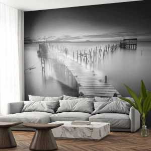 Fotomurali Premium Sand - La pace della riva dimenticata - Paesaggio, Lago, Ponte di Legno - 350x256 cm