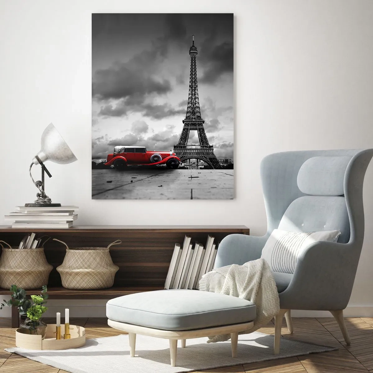 Quadro su vetro - Un'auto retrò rossa con la Torre Eiffel sullo sfondo, in un contesto in bianco e nero. - 50x70cm - Non molto tempo fa a Parigi - Decorazione murale moderna per soggiorno e camera da letto ARTTOR