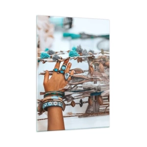 Quadro su vetro - Mano con gioielli boho che toccano decorazioni etniche - 50x70cm - Tesori locali - Decorazione murale moderna per soggiorno e camera da letto ARTTOR