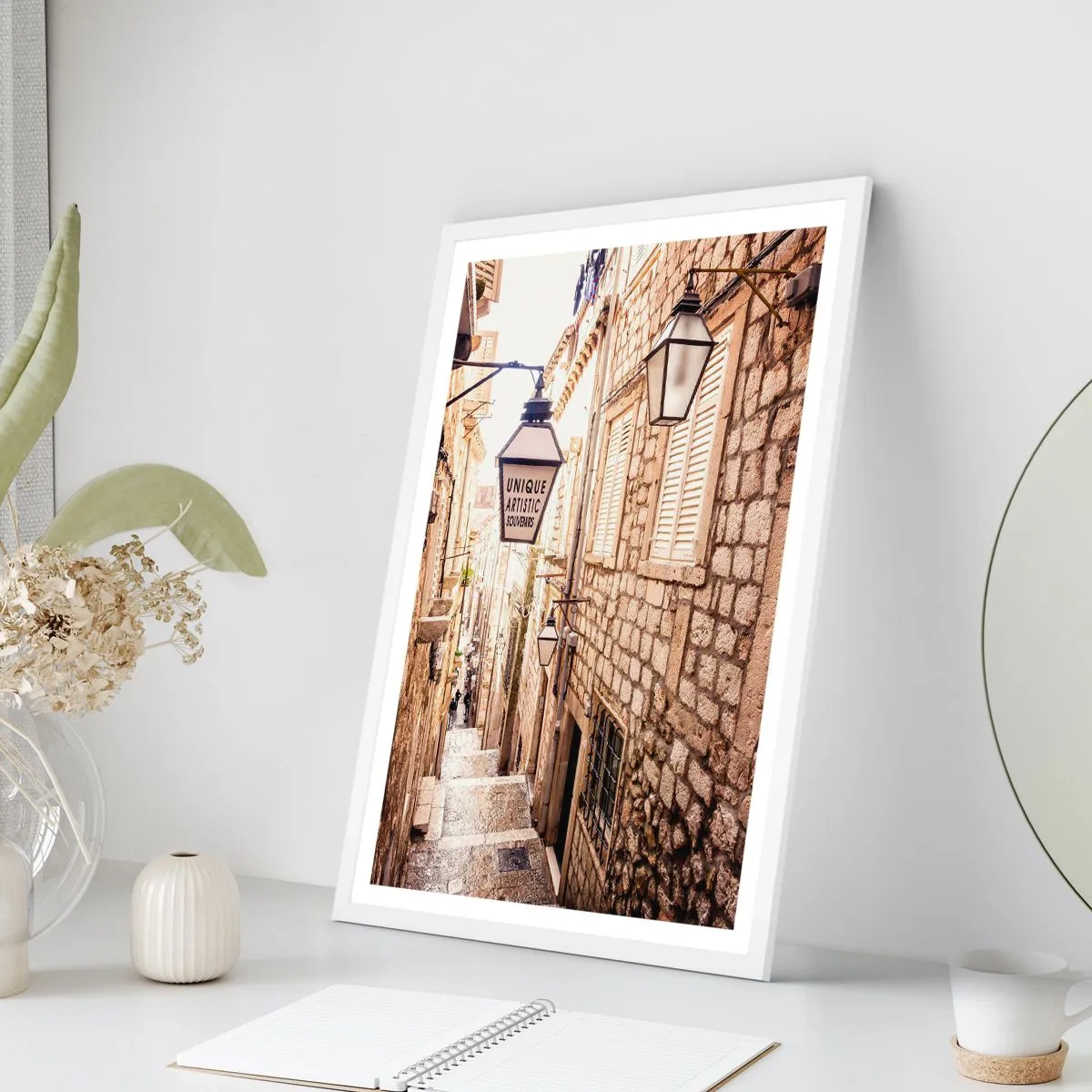 Poster in cornice bianca - Un vicolo affascinante - 70x100 cm