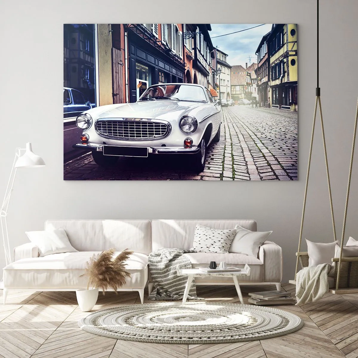 Quadro su vetro - Un'auto classica bianca sullo sfondo di edifici storici - 120x80cm - Il passato è oggi - Decorazione murale moderna per soggiorno e camera da letto ARTTOR
