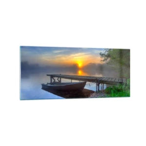 Quadro su vetro - Un molo sul lago all'alba con una barca sulla riva - 120x50cm - Come la normalità diventa magica - Decorazione murale moderna per soggiorno e camera da letto ARTTOR