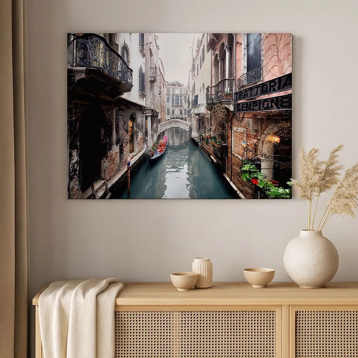 Quadro su tela - Stampe su Tela - Un canale a Venezia con una gondola ed edifici storici - 70x50cm - Paesaggio veneziano con gondola e ponte - Decorazione murale moderna per soggiorno e camera da letto ARTTOR