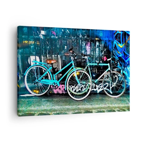 Quadro su tela - Stampe su Tela - Due biciclette turchesi sullo sfondo di graffiti urbani. - 70x50cm - La città chiama - Decorazione murale moderna per soggiorno e camera da letto ARTTOR