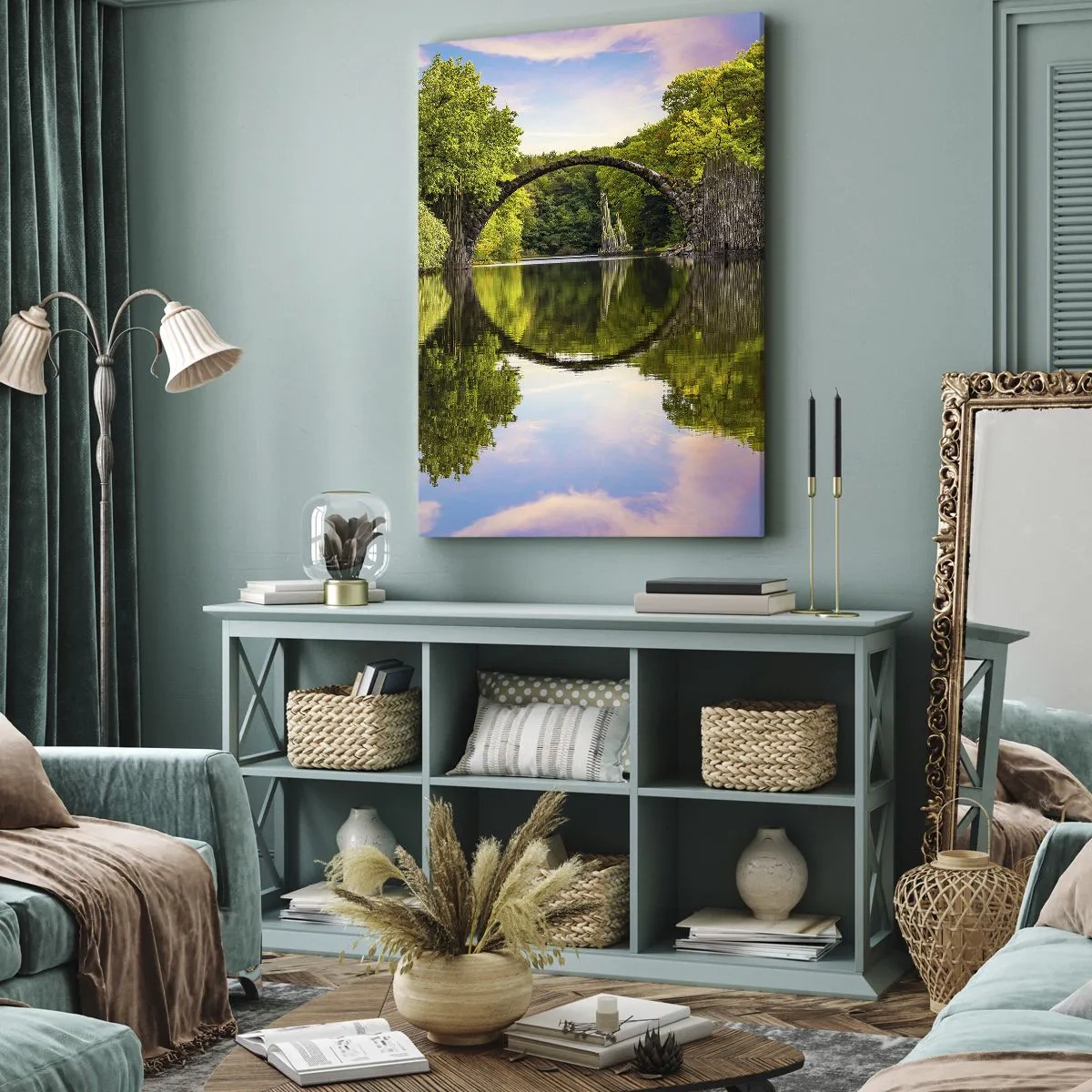 Quadro su tela - Stampe su Tela - Un ponte di pietra sopra un fiume con un riflesso perfetto nell'acqua - 50x70cm - All'incontro di due mondi - Decorazione murale moderna per soggiorno e camera da letto ARTTOR