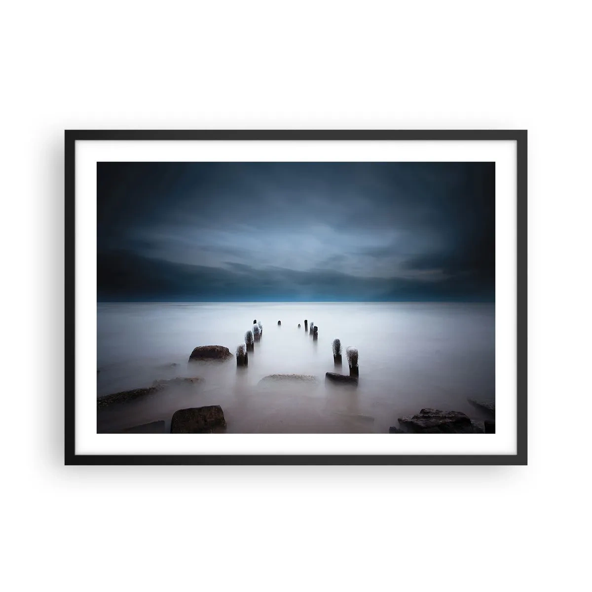 Poster in cornice nera - Il vecchio molo sullo sfondo di un mare calmo - 70x50cm - Lago pensieroso - Decorazione murale moderna per soggiorno e camera da letto ARTTOR