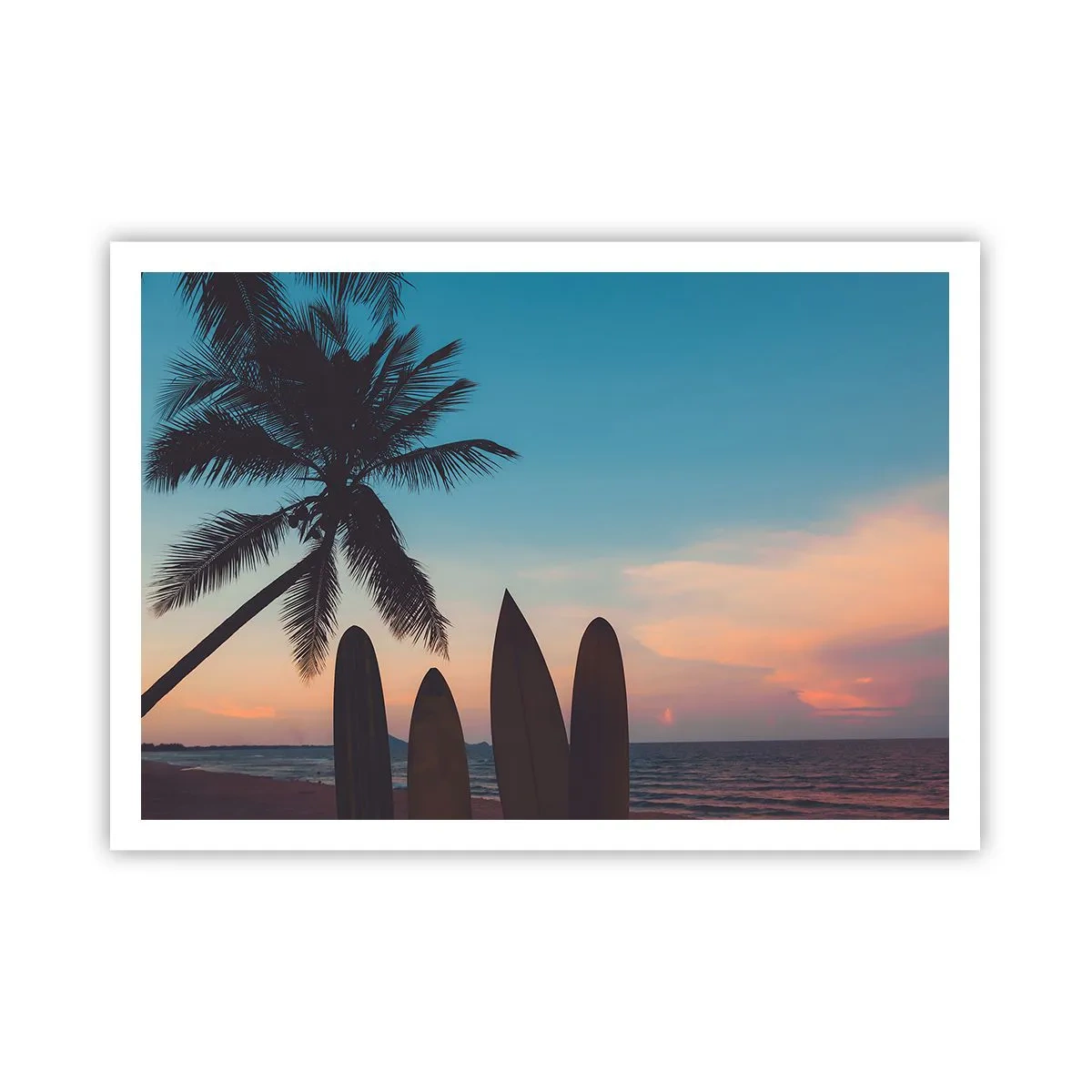 Poster - Tavole da surf sullo sfondo di una palma e di un tramonto - 100x70cm - Domani anche ci divertiamo - Decorazione murale moderna per soggiorno e camera da letto ARTTOR