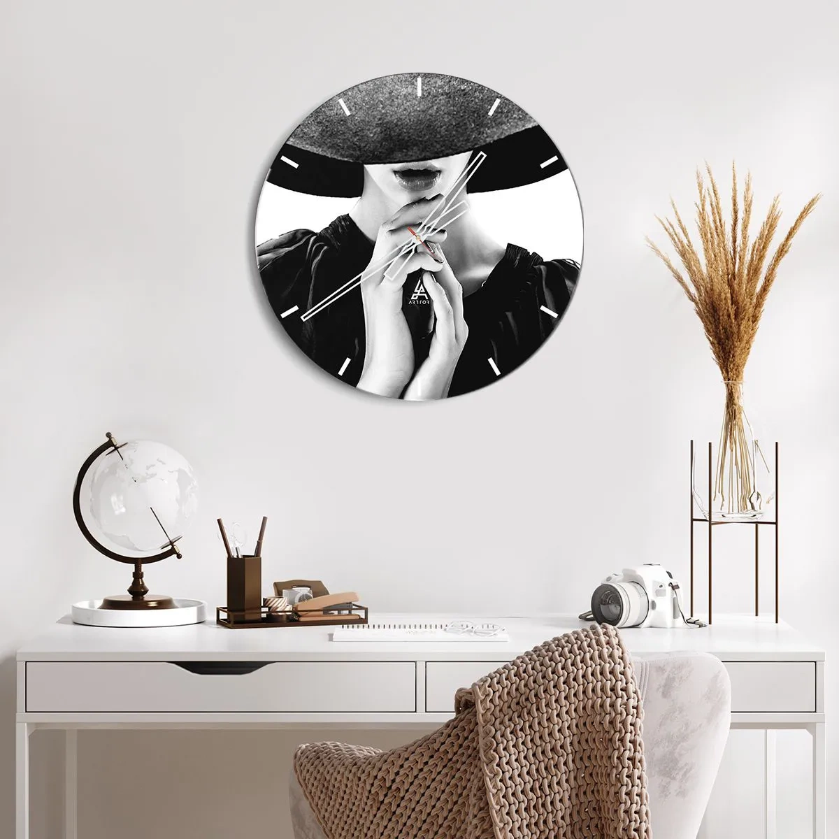 Orologio da parete - Orologio in Vetro - Donna con cappello nello stile della fotografia artistica - 30x30cm - Bellezza celata - Decorazione murale moderna per soggiorno, cucina e camera da letto ARTTOR