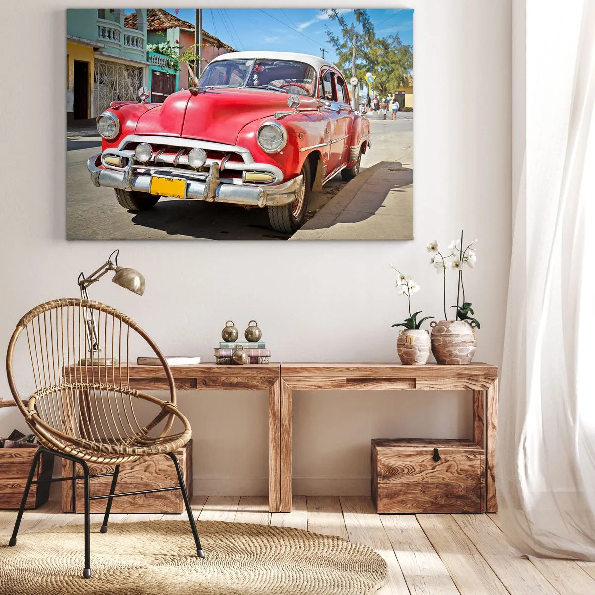 Quadro su tela - Stampe su Tela - Un'auto classica rossa parcheggiata sulla strada in una giornata di sole - 70x50cm - Ancora solamente a Cuba - Decorazione murale moderna per soggiorno e camera da letto ARTTOR