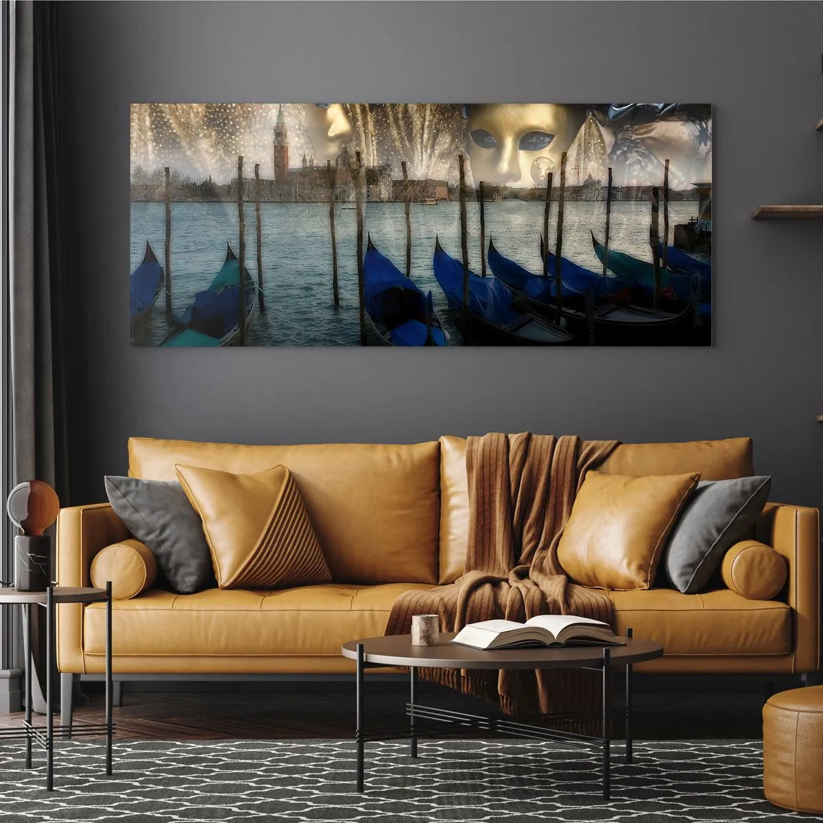 Quadro su vetro - Maschere di carnevale veneziane e gondole sullo sfondo della città e dell'acqua - 160x50cm - È ora di iniziare il carnevale - Decorazione murale moderna per soggiorno e camera da letto ARTTOR