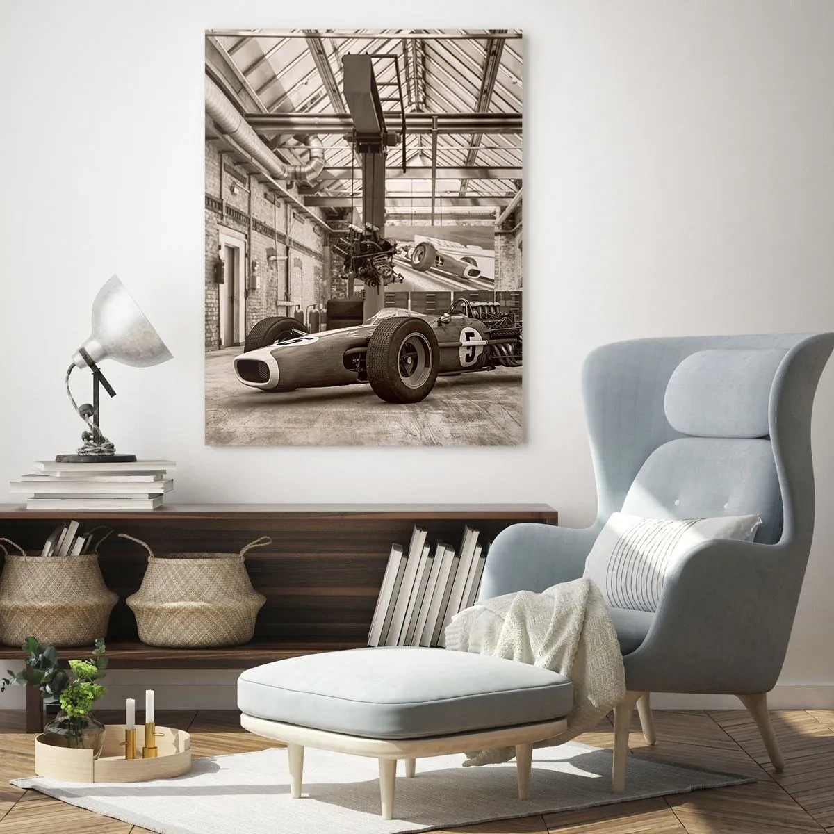 Quadro su vetro - Auto da corsa in bianco e nero in un interno industriale - 80x120cm - Il riposo del vincitore - Decorazione murale moderna per soggiorno e camera da letto ARTTOR