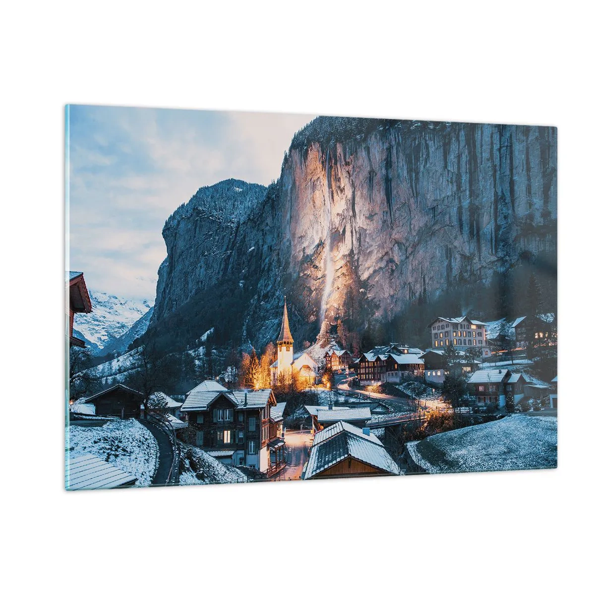 Quadro su vetro - Un villaggio invernale ai piedi di una parete rocciosa illuminata - 120x80cm - Lo spirito luminoso dell'inverno - Decorazione murale moderna per soggiorno e camera da letto ARTTOR