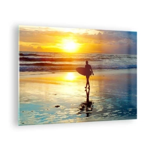 Quadro su vetro - Un surfista che cammina sulla spiaggia al tramonto con la sua tavola - 70x50cm - Il ritorno del guerriero - Decorazione murale moderna per soggiorno e camera da letto ARTTOR