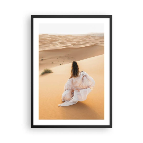 Poster in cornice nera - Una donna con un abito svolazzante nel deserto - 50x70cm - Fuga verso la libertà - Decorazione murale moderna per soggiorno e camera da letto ARTTOR