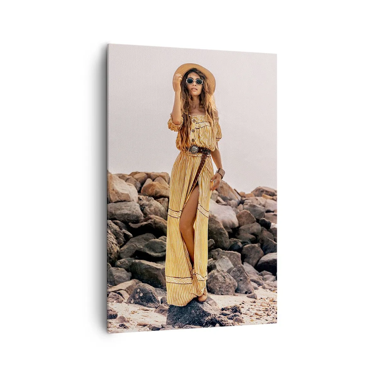 Quadro su tela - Stampe su Tela - Una donna in stile boho sullo sfondo di una spiaggia rocciosa - 80x120cm - La magia delle pietre - Decorazione murale moderna per soggiorno e camera da letto ARTTOR