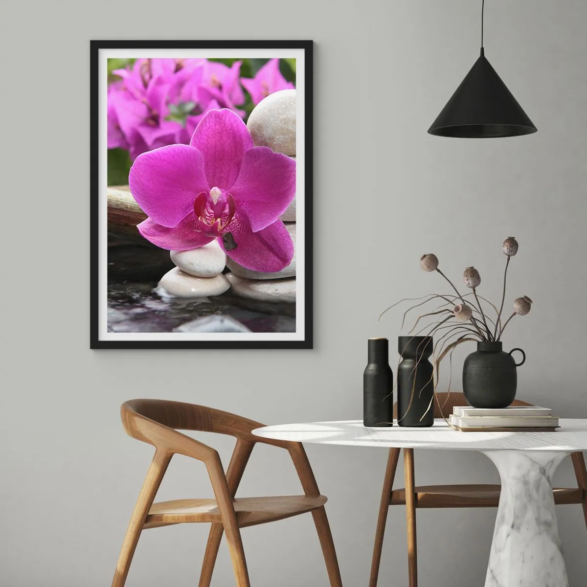 Poster in cornice nera - Un'orchidea viola su uno sfondo di pietre in una disposizione armoniosa - 50x70cm - E già ti riposi - Decorazione murale moderna per soggiorno e camera da letto ARTTOR