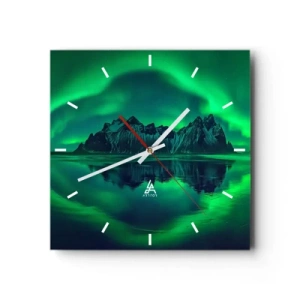 Orologio da parete - Orologio in Vetro - Montagne circondate dall'aurora boreale riflessa nell'acqua - 30x30cm - Tra le braccia dell'aurora boreale - Decorazione murale moderna per soggiorno e camera da letto ARTTOR