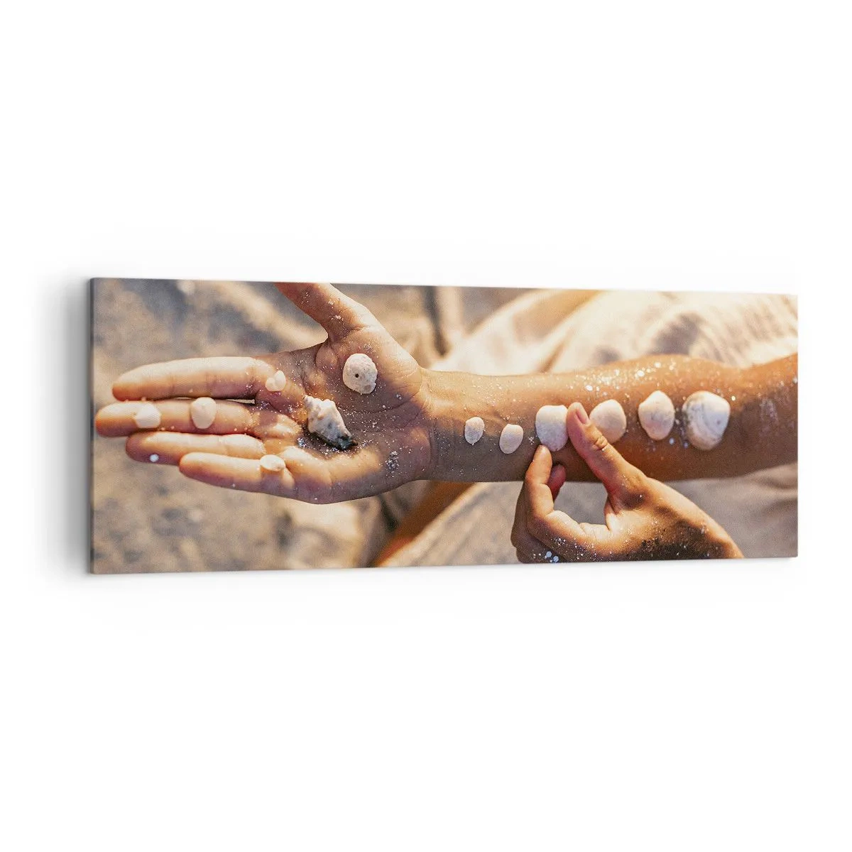 Quadro su tela - Stampe su Tela - Mani con conchiglie disposte sullo sfondo di sabbia - 140x50cm - La bellezza a portata di mano - Decorazione murale moderna per soggiorno e camera da letto ARTTOR
