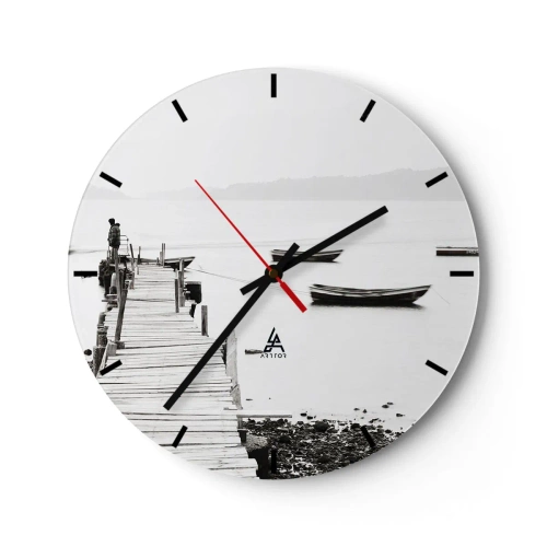 Orologio da parete - Orologio in Vetro - Un molo e barche su acque calme in tonalità di grigio - 30x30cm - Sull'acqua silenziosa e pura - Decorazione murale moderna per soggiorno, cucina e camera da letto ARTTOR