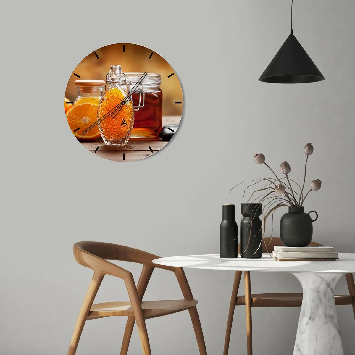 Orologio da parete - Orologio in Vetro - Una bottiglia di miele con arance sullo sfondo su un tavolo di legno - 30x30cm - Il gusto e l'aroma del sole - Decorazione murale moderna per soggiorno, cucina e camera da letto ARTTOR