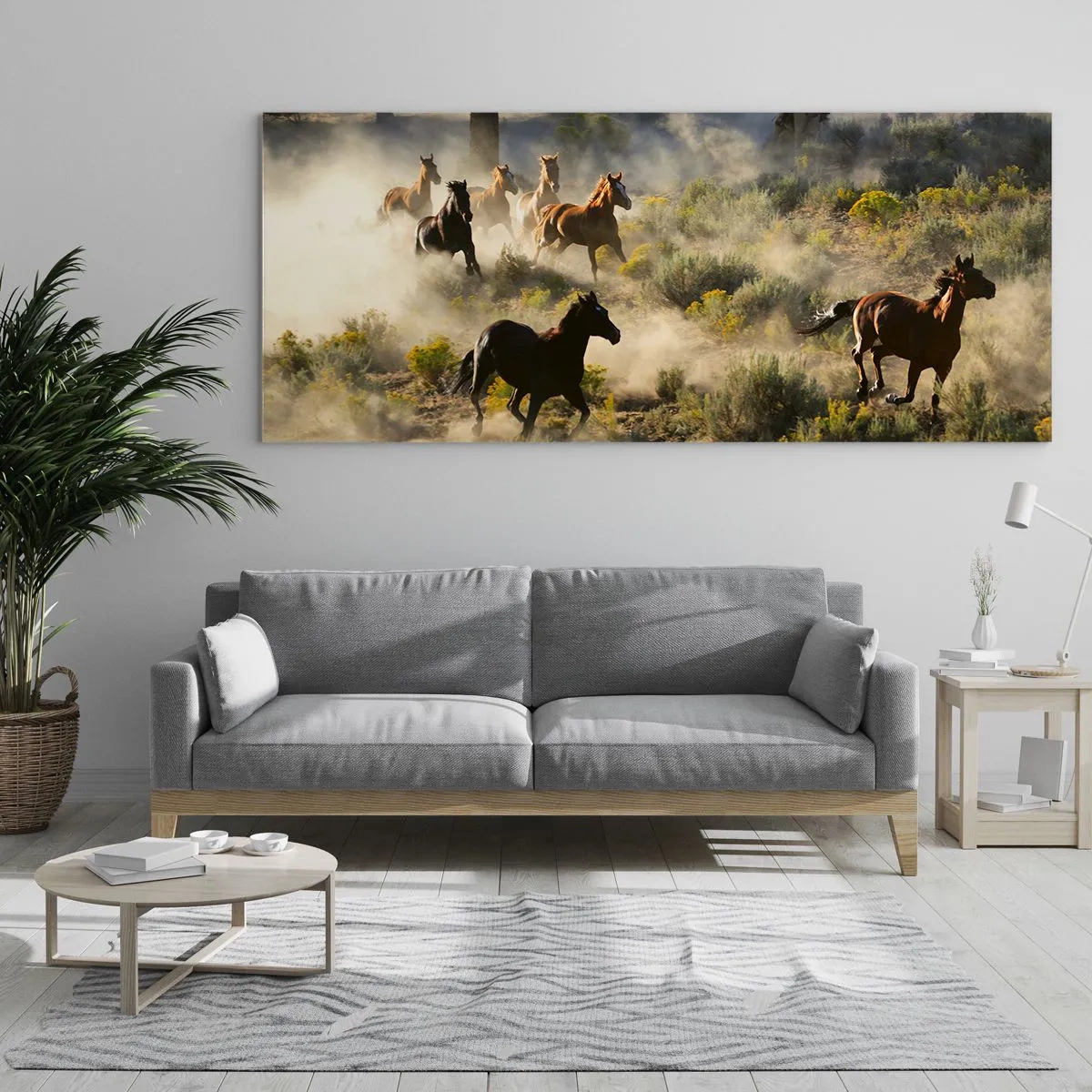Quadro su vetro - Una mandria di cavalli selvaggi che galoppano tra la polvere e la vegetazione - 140x50cm - Rivalità: libertà o forza mascolina? - Decorazione murale moderna per soggiorno e camera da letto ARTTOR