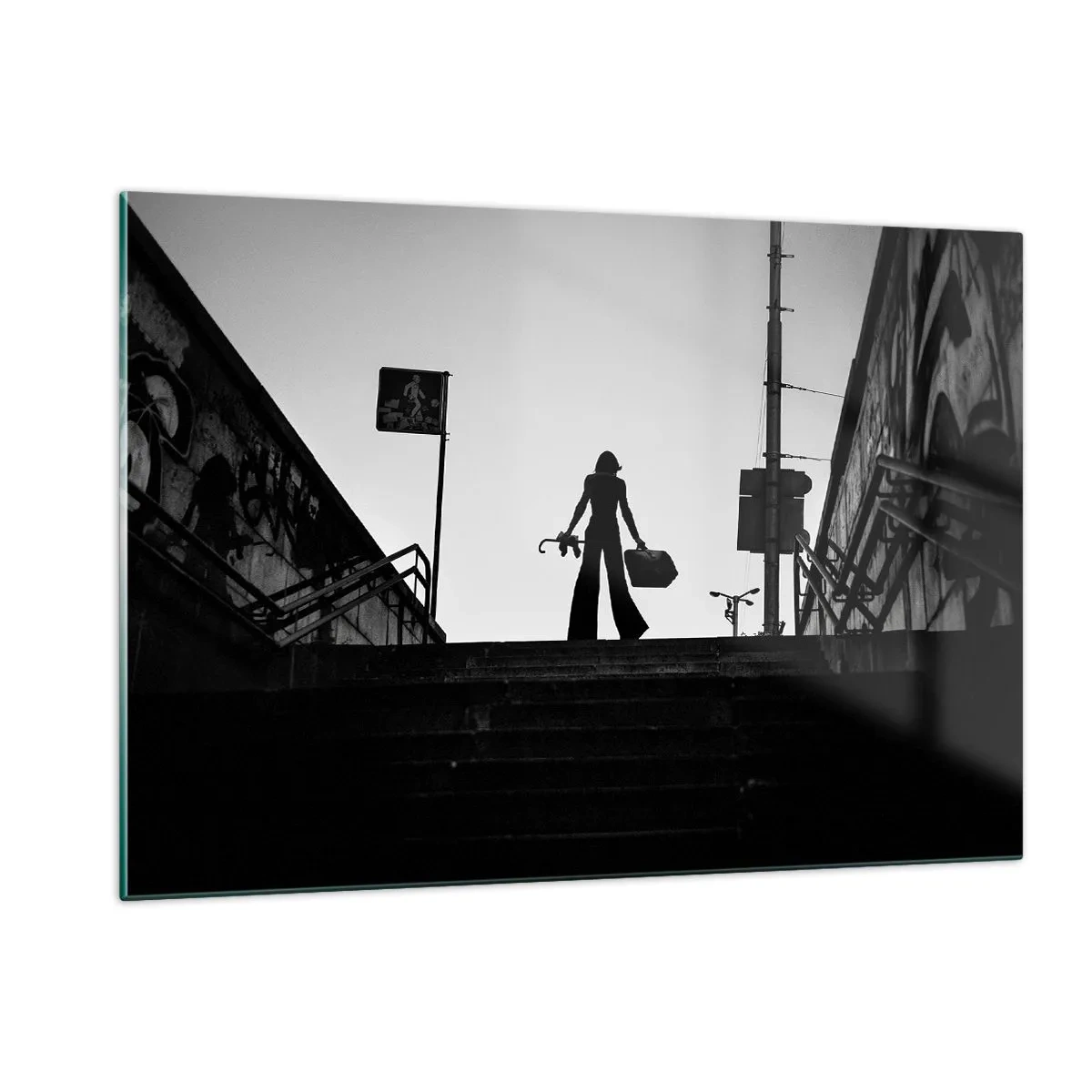 Quadro su vetro - Silhouette in bianco e nero di una donna sullo sfondo di un paesaggio urbano - 120x80cm - Gita cittadina - Decorazione murale moderna per soggiorno e camera da letto ARTTOR