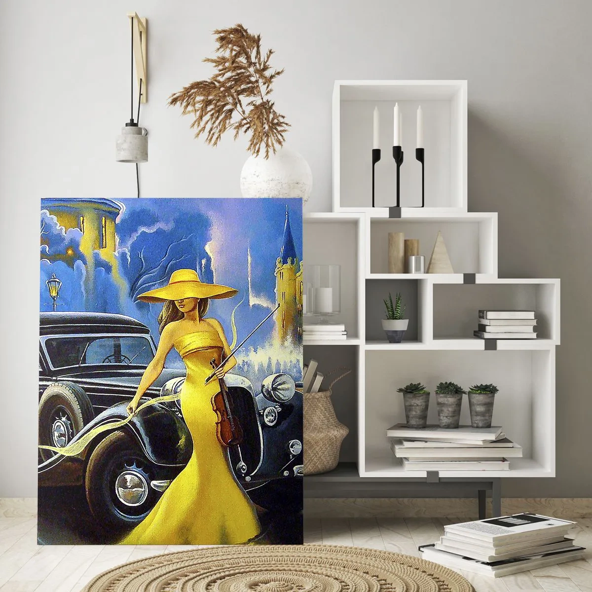 Quadro su vetro - Una donna con un vestito giallo e un violino accanto a un'auto d'epoca. - 80x120cm - Notturno per violino e amore - Decorazione murale moderna per soggiorno e camera da letto ARTTOR