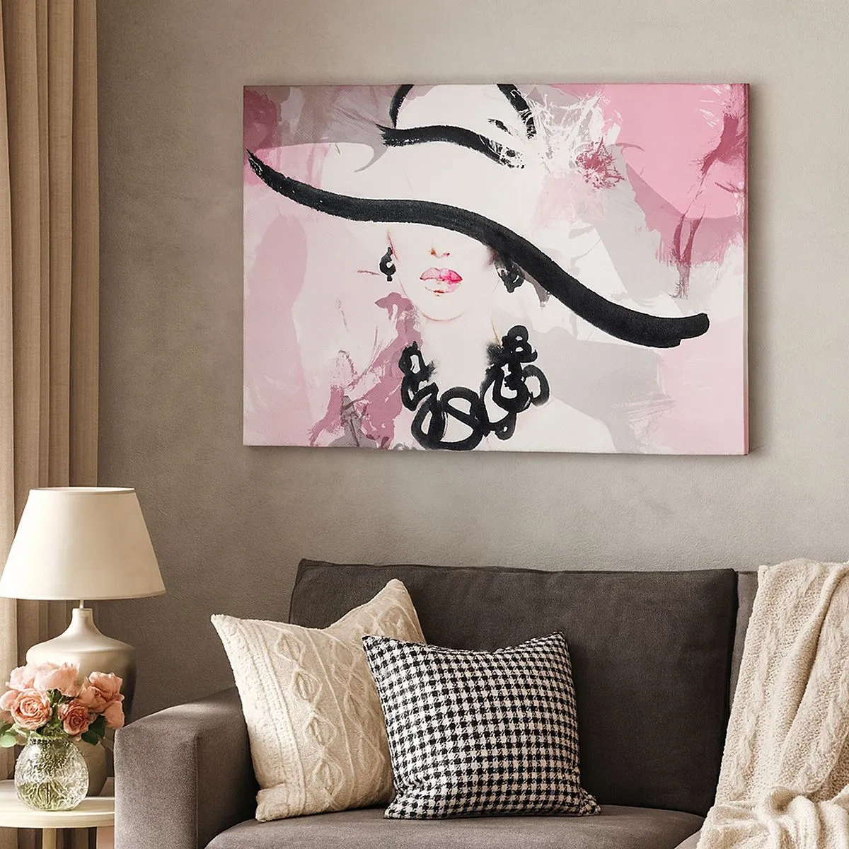 Quadro su tela - Stampe su Tela - Una donna elegante con un cappello su uno sfondo di astrazioni rosa. - 70x50cm - Ritratto di donna in nero e rosa - Decorazione murale moderna per soggiorno e camera da letto ARTTOR