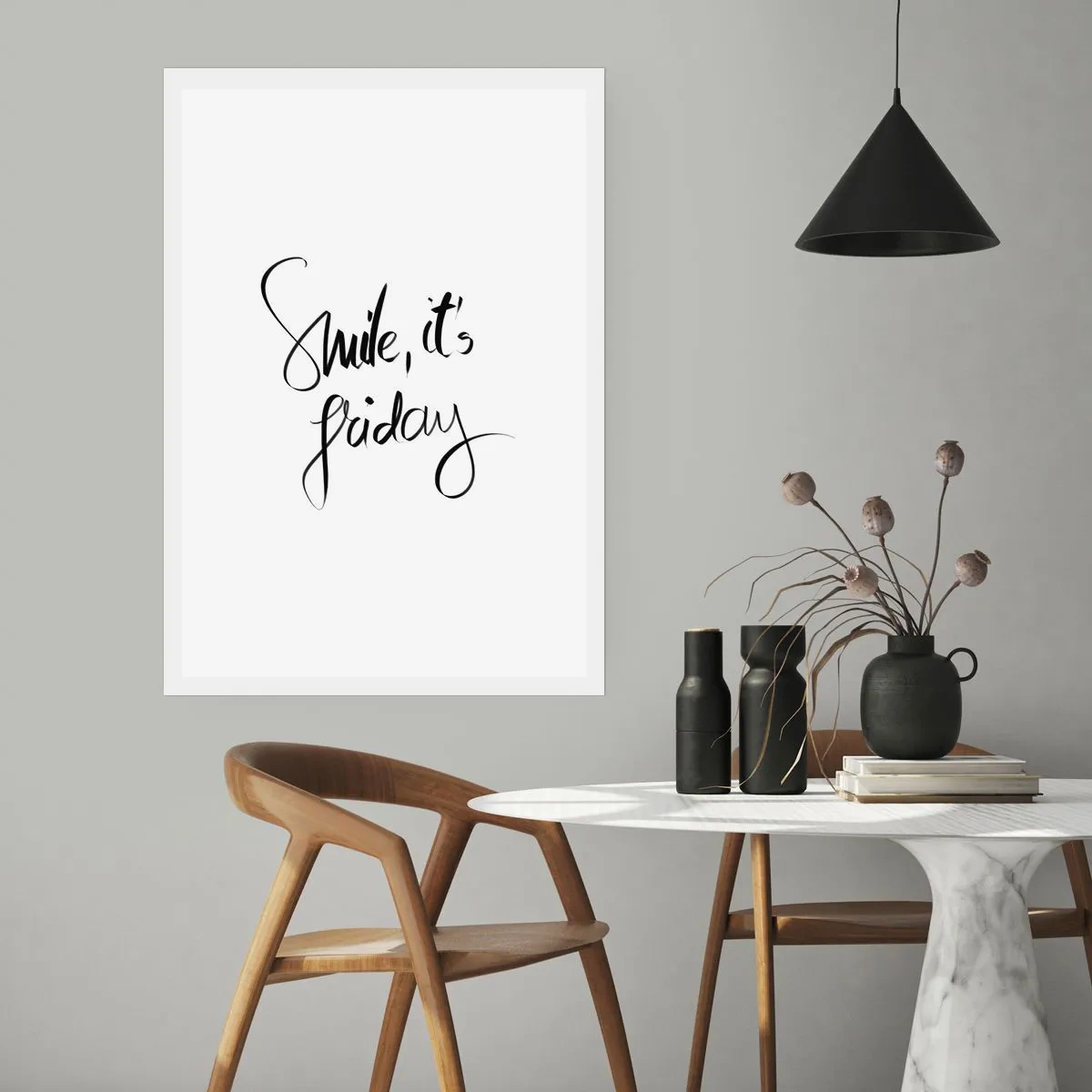 Poster - La scritta Smile, it's Friday in nero su sfondo bianco - 50x70cm - Vera gioia - Decorazione murale moderna per soggiorno e camera da letto ARTTOR