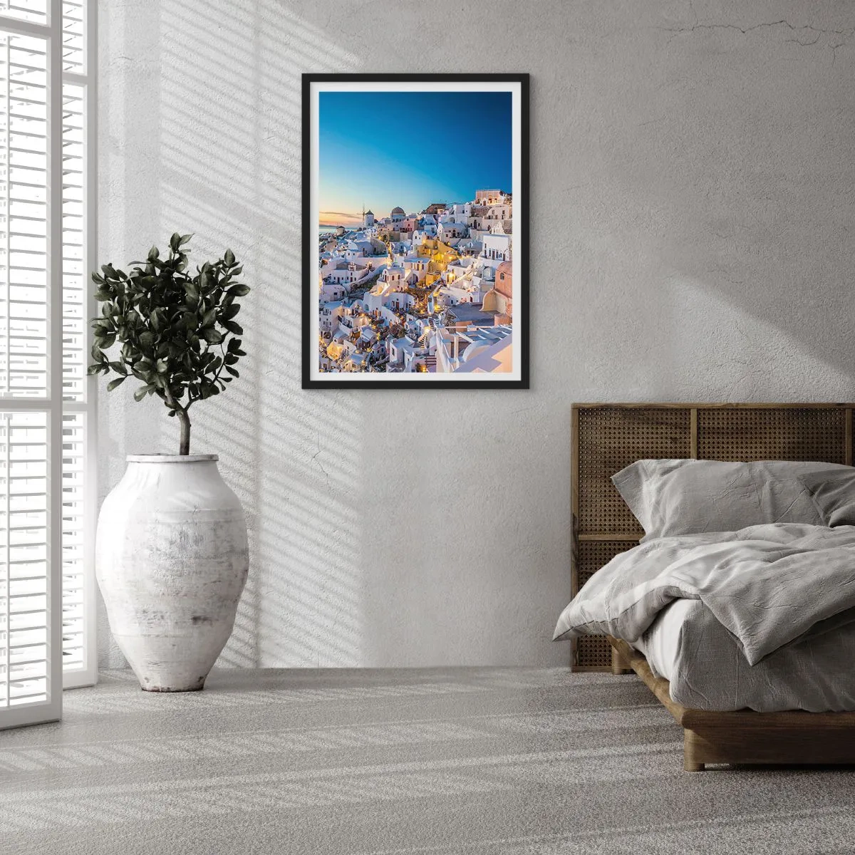 Poster in cornice nera - Vista delle case illuminate di Santorini al tramonto - 50x70cm - Essenza della grecità - Decorazione murale moderna per soggiorno e camera da letto ARTTOR