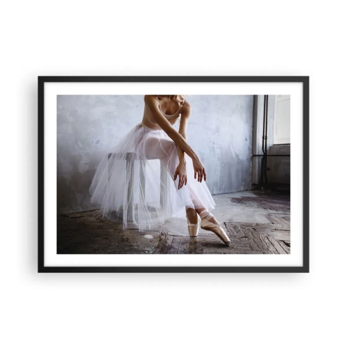 Poster in cornice nera - Una ballerina in una posa delicata su uno sfondo industriale - 70x50cm - Prima che si accendano le luci del palco - Decorazione murale moderna per soggiorno e camera da letto ARTTOR