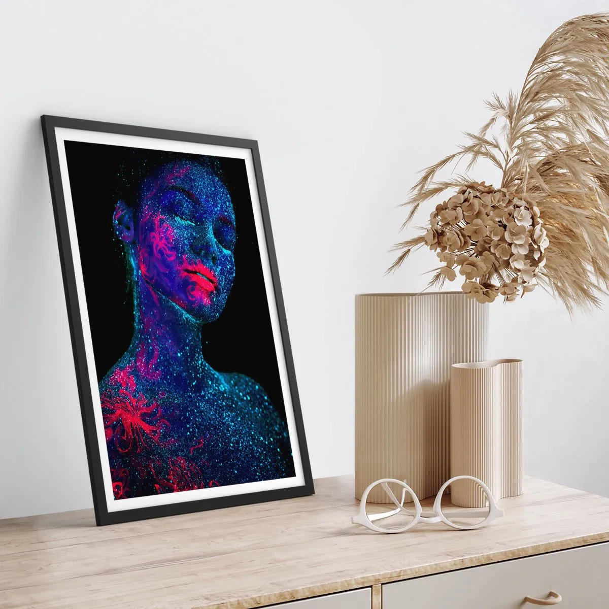 Poster in cornice nera - Una donna ricoperta di polline fluorescente sotto la luce UV. - 50x70cm - Nella polvere di stelle - Decorazione murale moderna per soggiorno e camera da letto ARTTOR