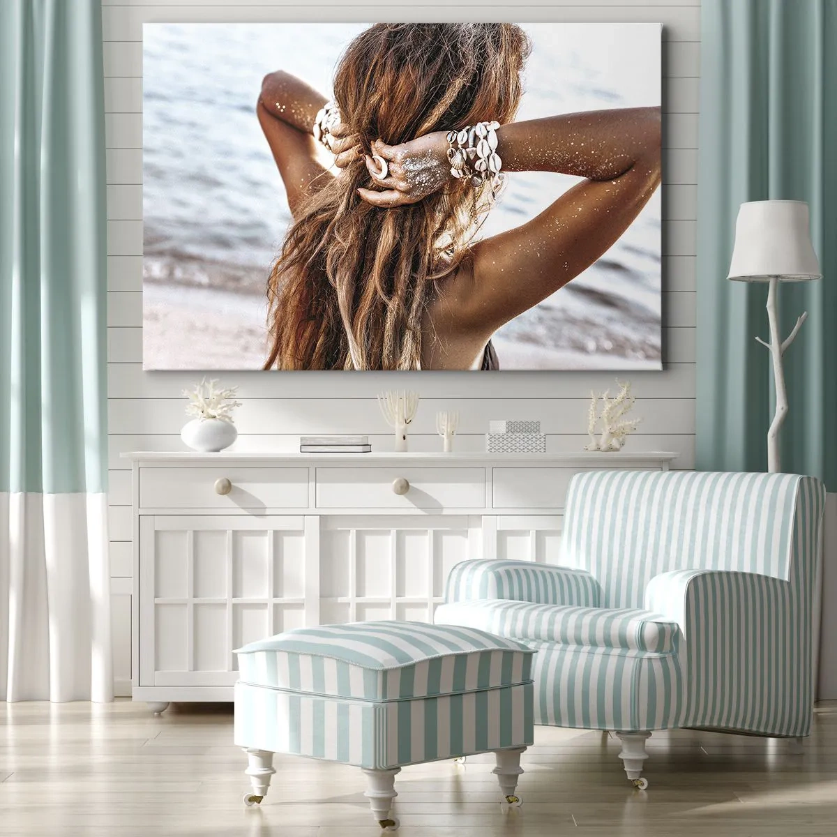 Quadro su tela - Stampe su Tela - Una donna sulla spiaggia con i capelli che svolazzano al sole - 120x80cm - Sorella dell'acqua e del sole - Decorazione murale moderna per soggiorno e camera da letto ARTTOR