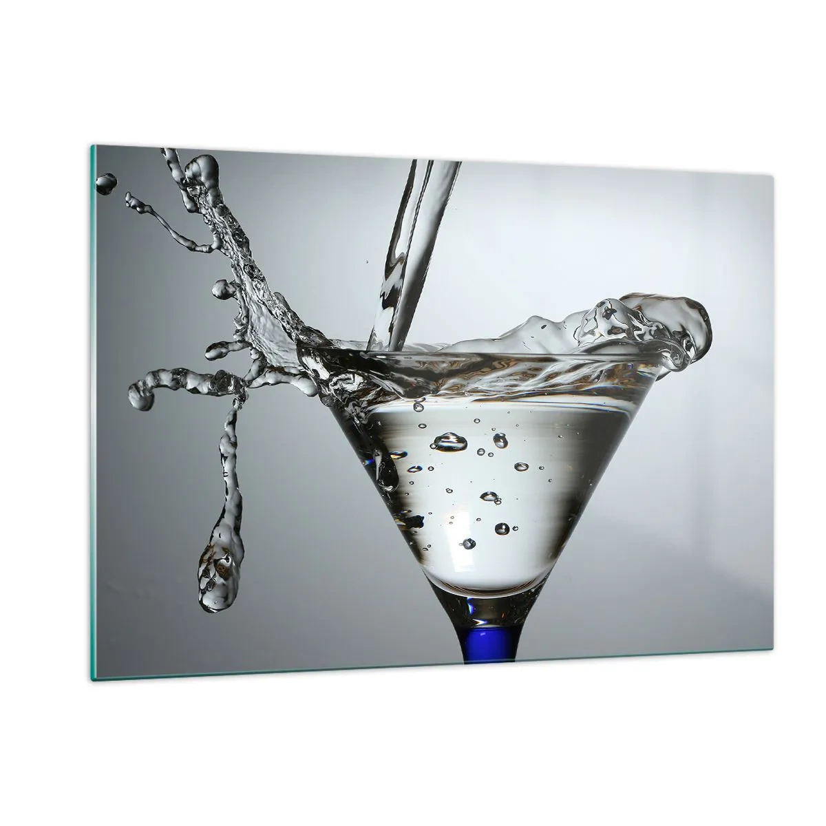 Quadro su vetro - Liquido in un bicchiere da martini che schizza su uno sfondo grigio - 120x80cm - Sul bordo della coppa - Decorazione murale moderna per soggiorno e camera da letto ARTTOR