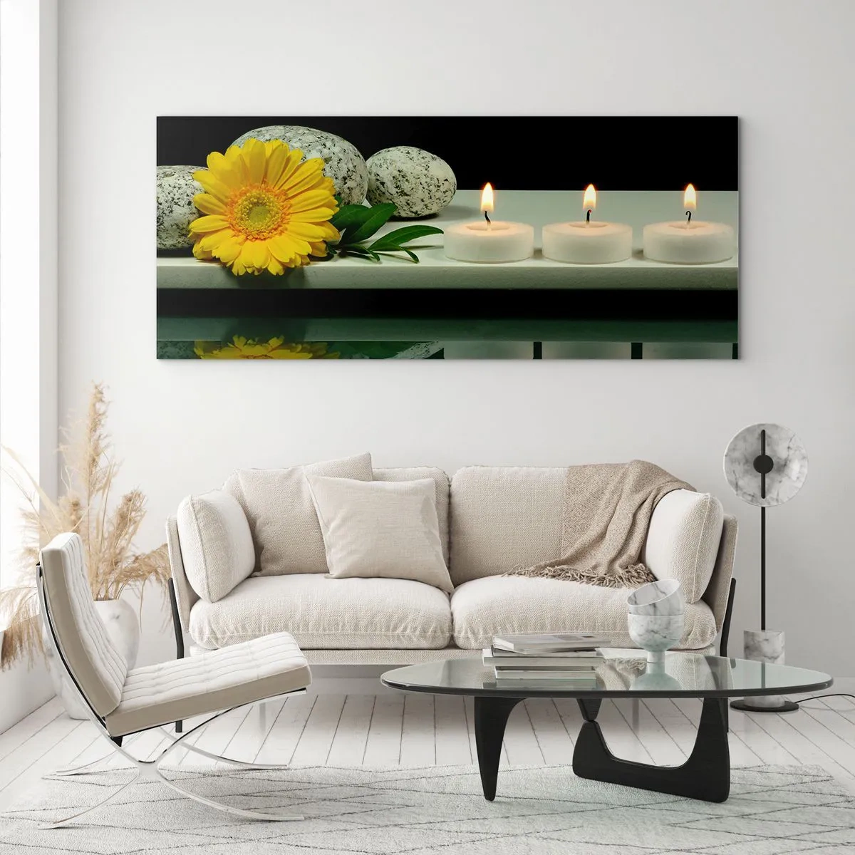 Quadro su vetro - Fiore giallo, candele e pietre sullo sfondo dell'acqua - 140x50cm - Il sollievo dei sensi - Decorazione murale moderna per soggiorno e camera da letto ARTTOR