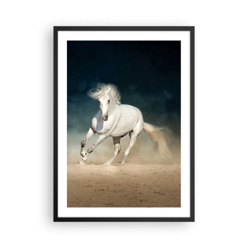 Poster in cornice nera - Un cavallo bianco che galoppa sul terreno sabbioso - 50x70cm - Libertà allo stato puro - Decorazione murale moderna per soggiorno e camera da letto ARTTOR
