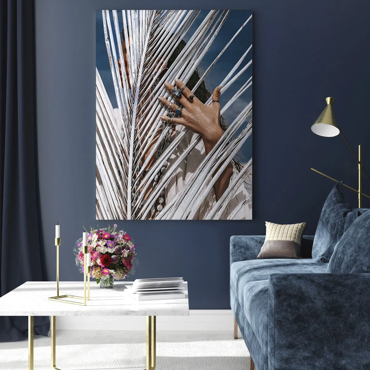 Quadro su vetro - Una donna nascosta dietro foglie di palma con anelli alle mani. - 70x100cm - La ragazza dello sciamano? - Decorazione murale moderna per soggiorno e camera da letto ARTTOR