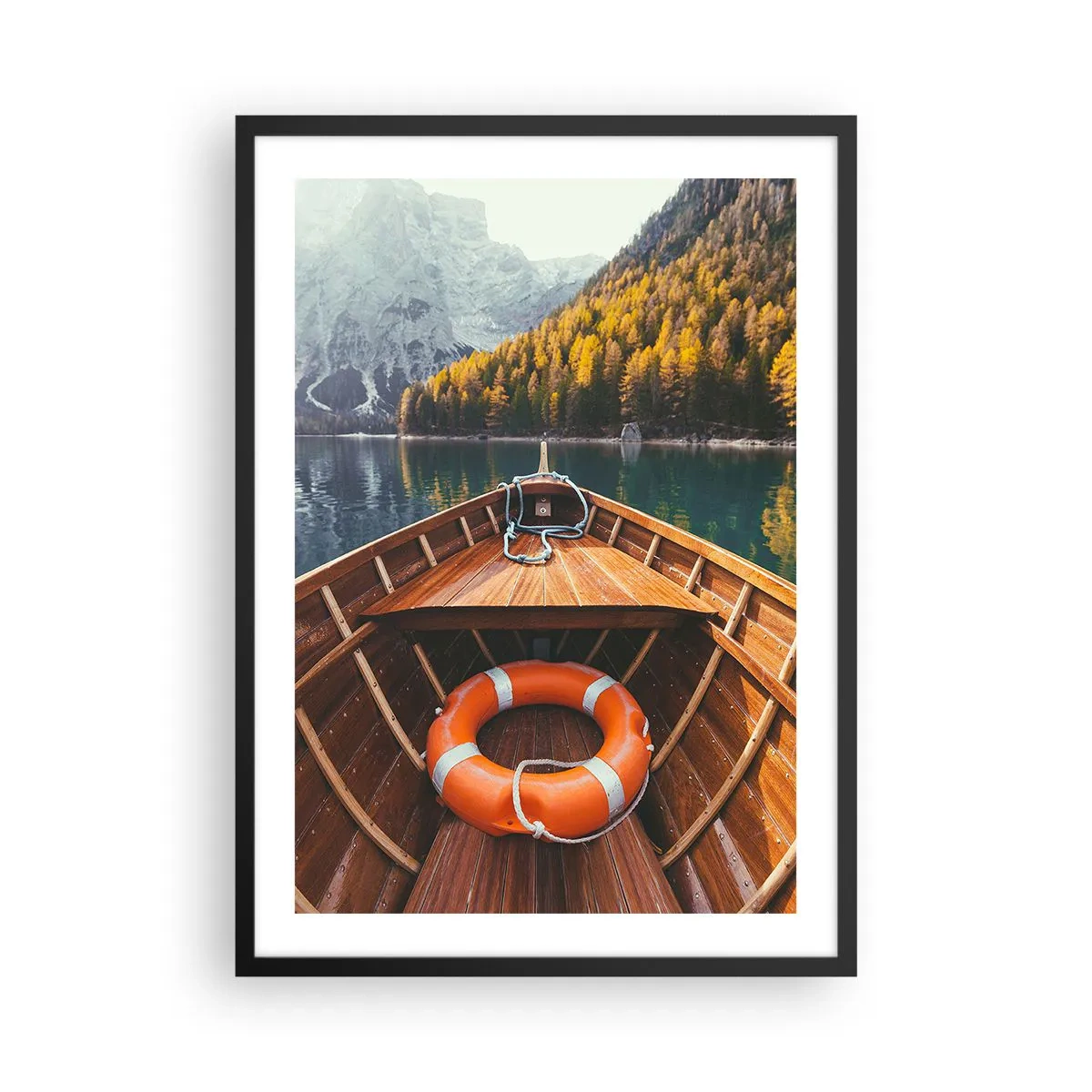Poster in cornice nera - Una barca di legno su un lago circondato da montagne - 50x70cm - Gita sui monti - Decorazione murale moderna per soggiorno e camera da letto ARTTOR